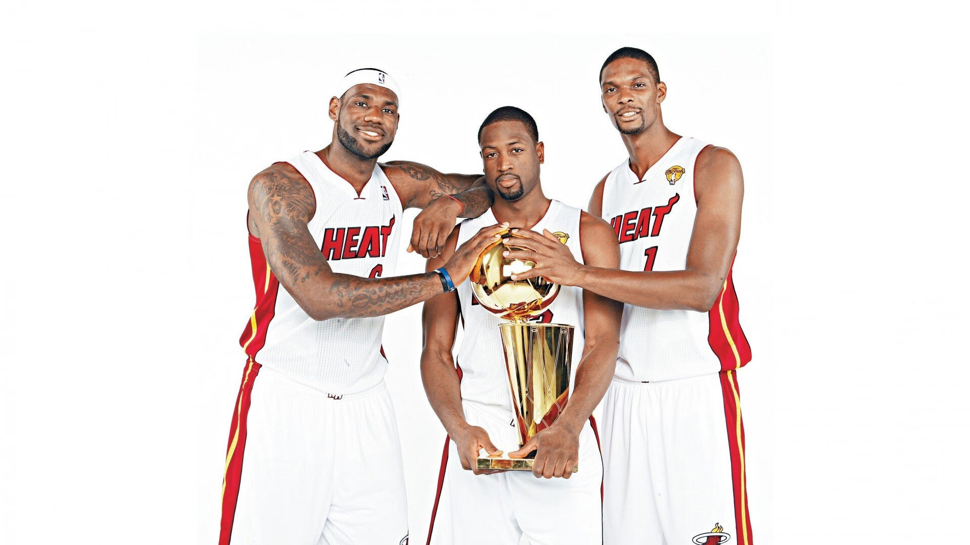 拜仁重点布置边路传中,战术多变故意制造空档,拜仁常用阵型