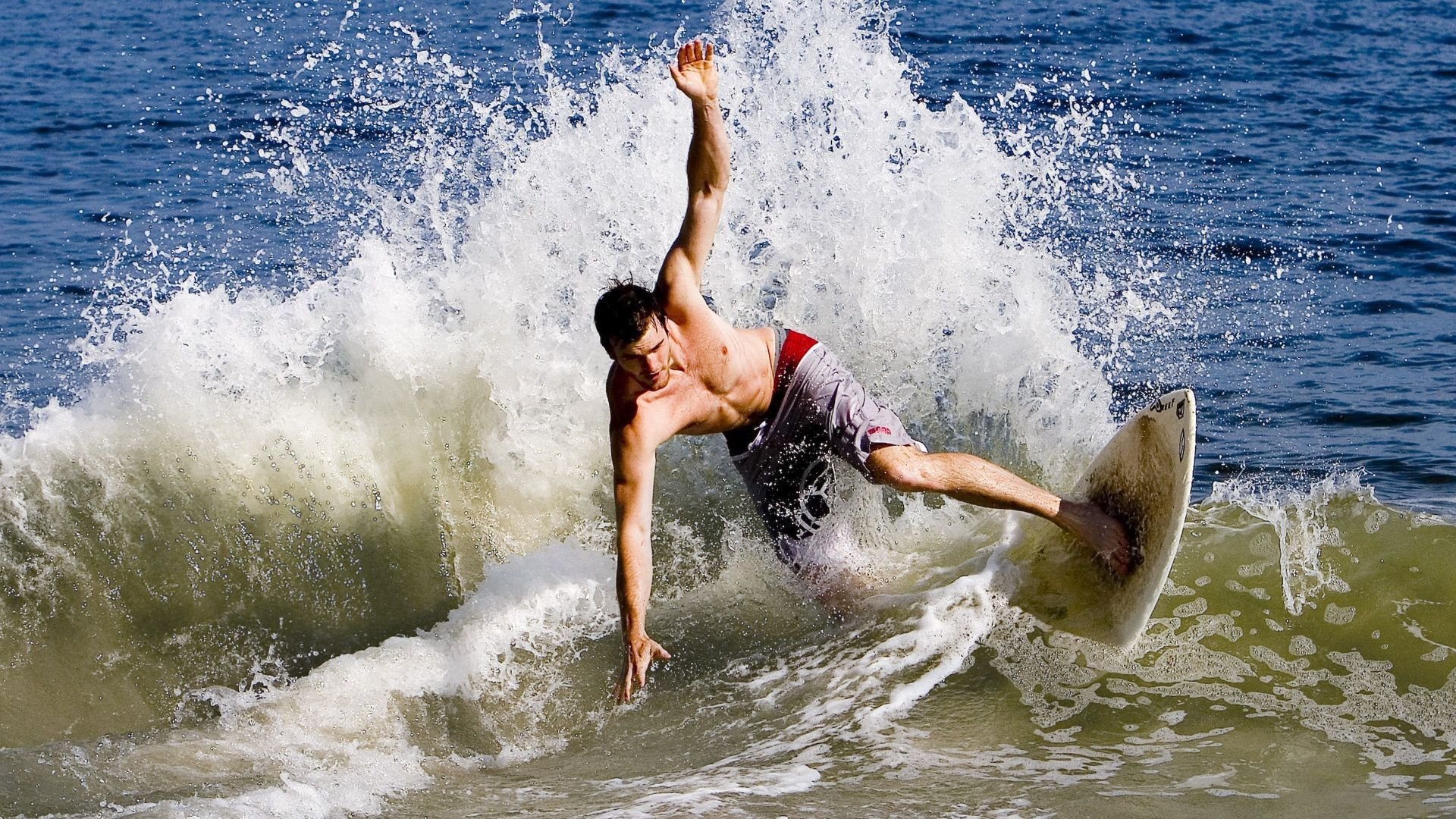 爱游戏体育-火爆交战，球员疯狂得分助力球队领先！